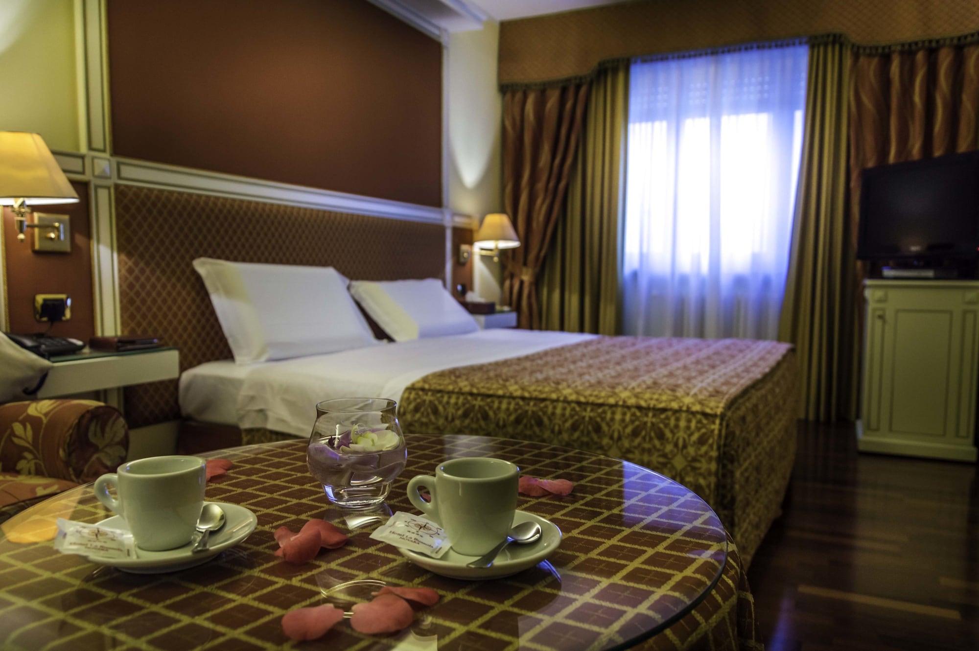 נוברה Hotel La Bussola מראה חיצוני תמונה