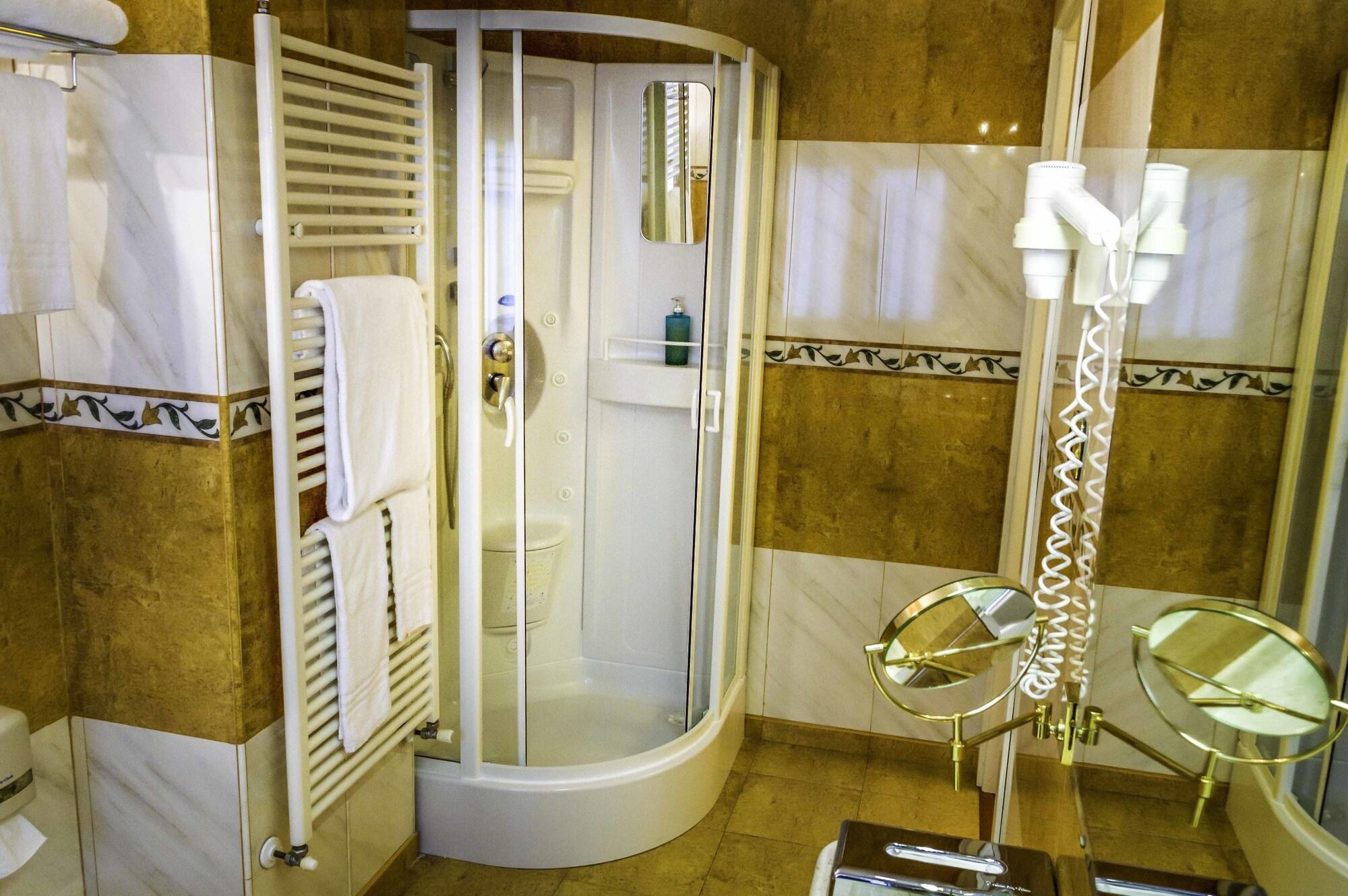 נוברה Hotel La Bussola מראה חיצוני תמונה