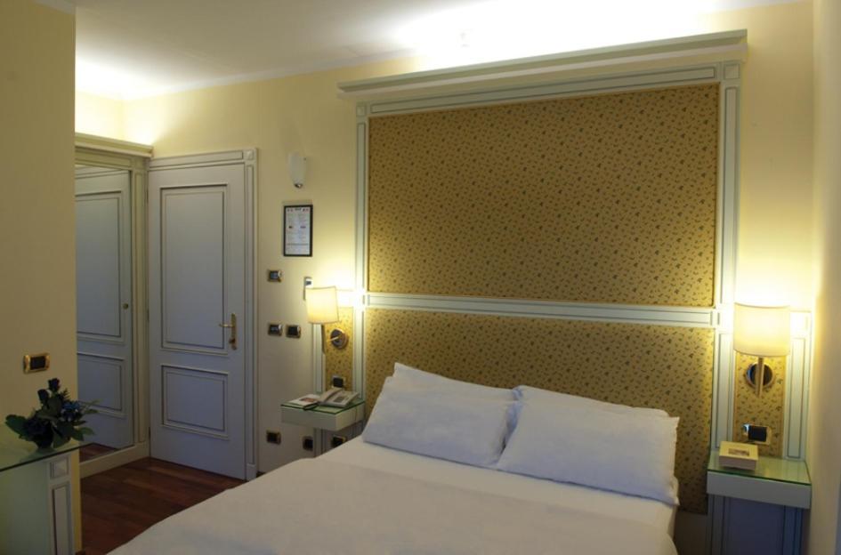 נוברה Hotel La Bussola מראה חיצוני תמונה