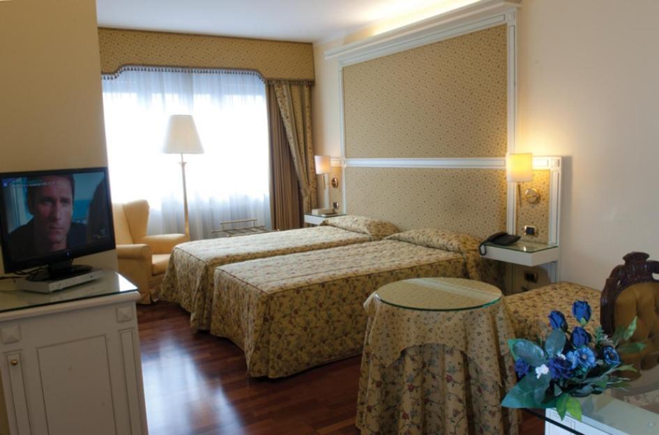 נוברה Hotel La Bussola מראה חיצוני תמונה