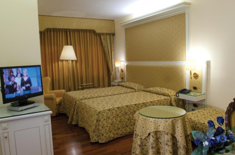 נוברה Hotel La Bussola מראה חיצוני תמונה