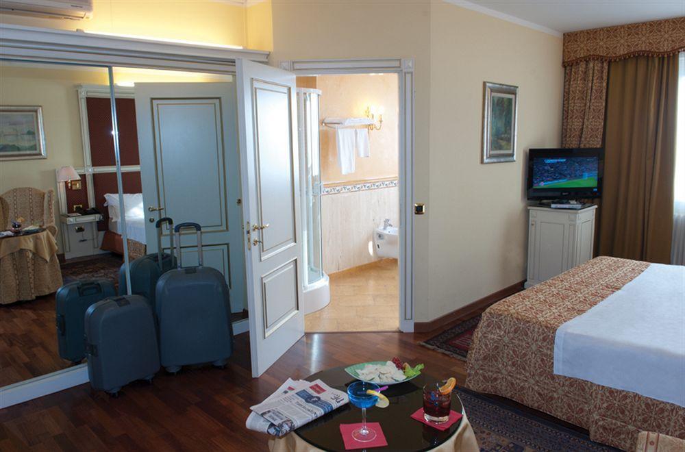נוברה Hotel La Bussola מראה חיצוני תמונה